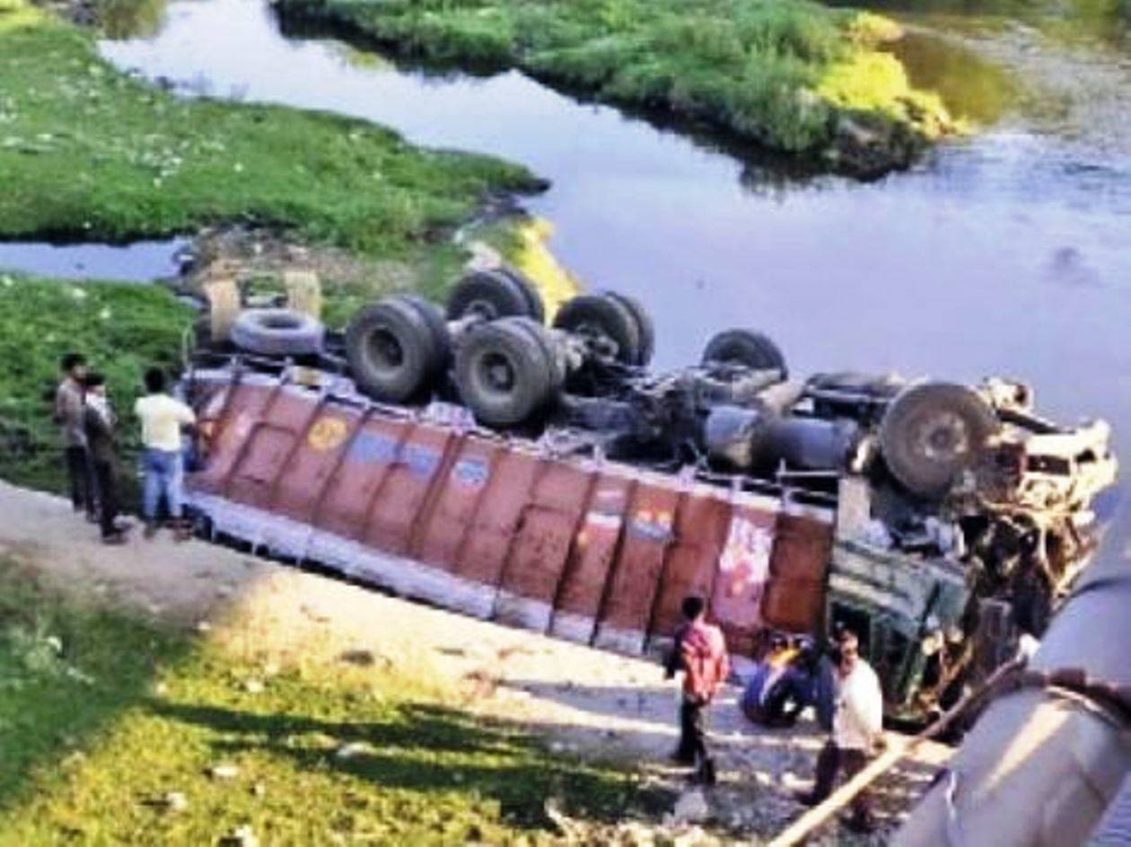 आयड़ नदी में गिरा ट्रक, चालक और खलासी की मौत