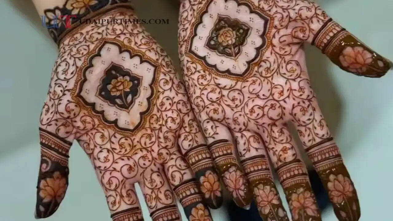 कजरी तीज के मौके पर अपने हाथ में बनायें ये सुंदर मेहंदी डिजाइन