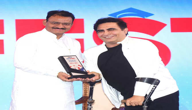 Deputy Chief Minister of Rajasthan, Premchand Bairwa Felicitates Dr Arvinder Singh for his contribution in the field of health care and education