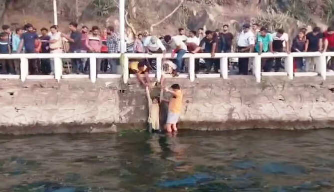 woman dead body found ata fatehsagar