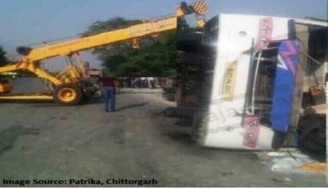 उदयपुर चित्तौड़गढ़&nbsp;रोड पर बस ट्रक की टक्कर, तीन की मौत, 20 घायल