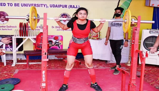 women powerlifter