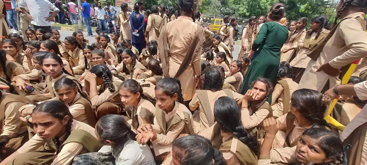 School Girl Teacher Transfer Protest Udaipur News