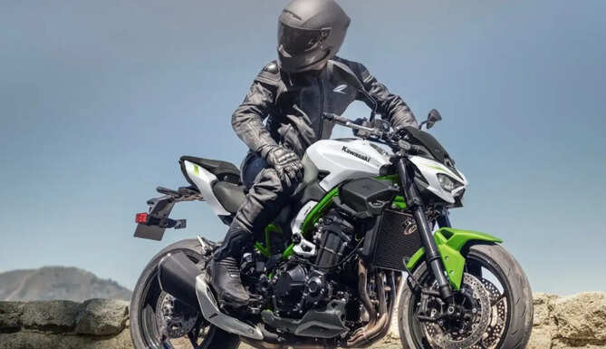 2027 Kawasaki Z900 streetfighter motorcycle featuring the new colour options, 948cc engine and muscular design.