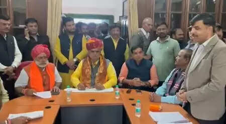 “Udaipur periphery panchayat committee meeting UDH Minister Jhavar Singh Kharra at Circuit House regarding land lease disputes.”