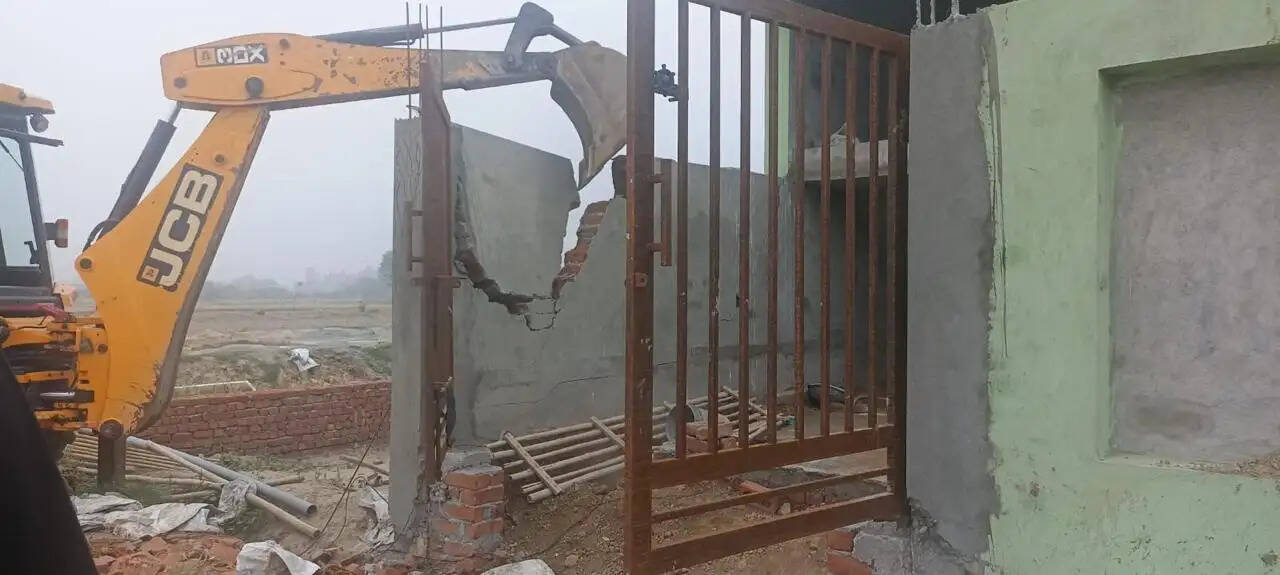 हरियाणा के इस गांव में चला बुलडोजर ! 