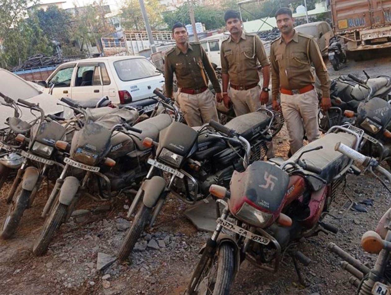 राणा प्रतापनगर रेल्वे स्टेशन पार्किंग से 11 लावारिस मोटरसाइकिल ज़ब्त