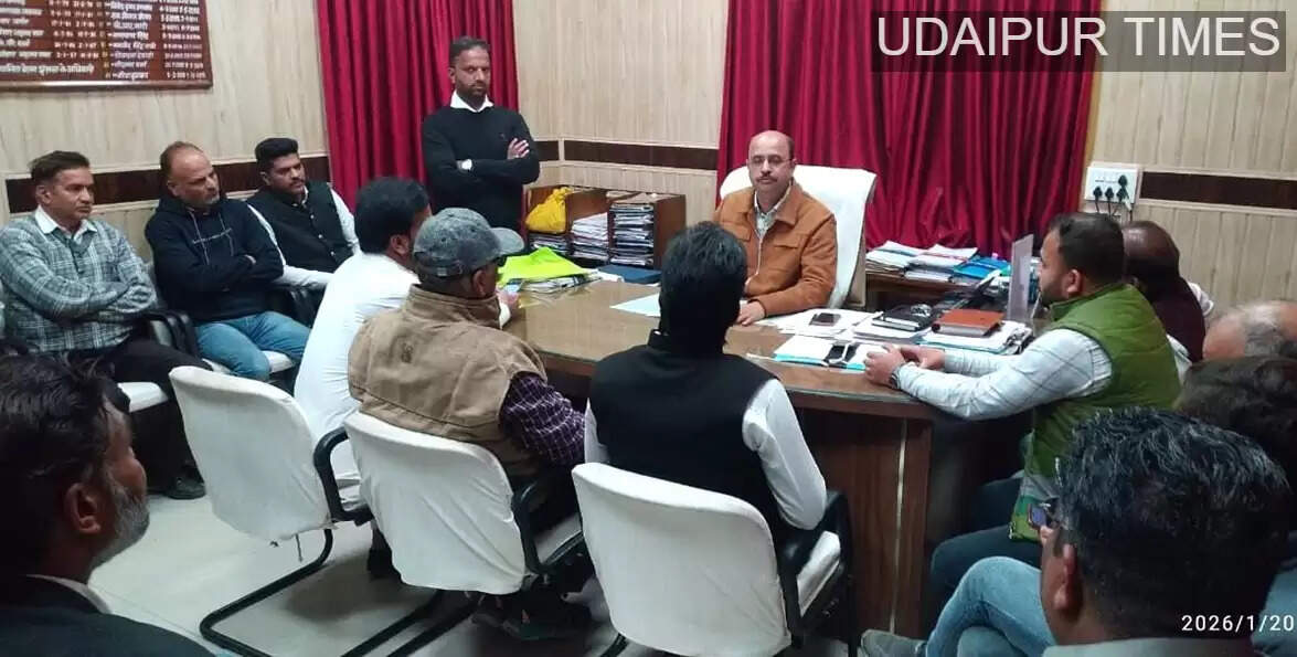 Members of Anjuman Taleemul Islam submitting a memorandum to the Udaipur District Collector over removal of Muslim voters&rsquo; names from the electoral list under SIR process