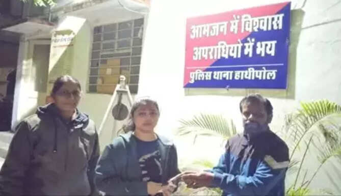 Honest auto driver Mahendra Soni from Udaipur returning a lost iPhone to a Mumbai tourist