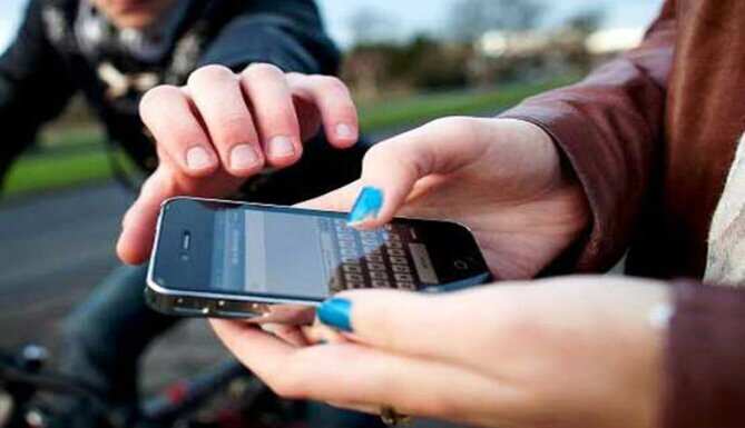 2 arrested in a case of mobile snatching