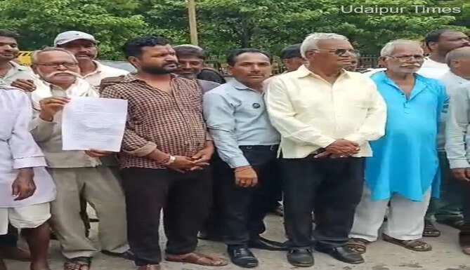 Representatives of the Mewar Kharol community submitting a memorandum to the Superintendent of Police in Udaipur demanding a fair investigation into alleged false accusations.