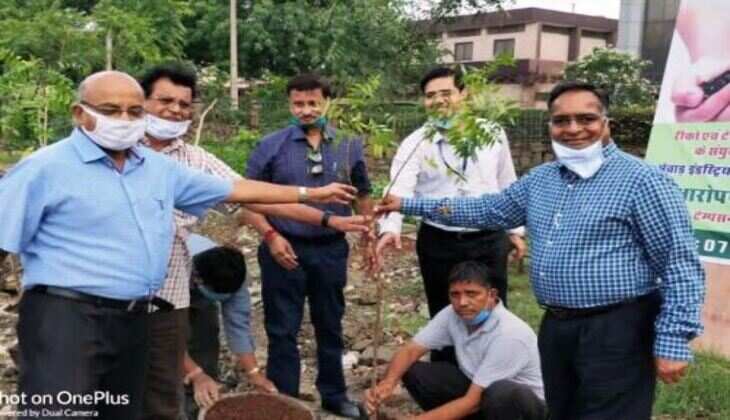 पौधरोपण कार्यक्रम आयोजित, विभिन्न किस्मों के 150 पौधें रोपे