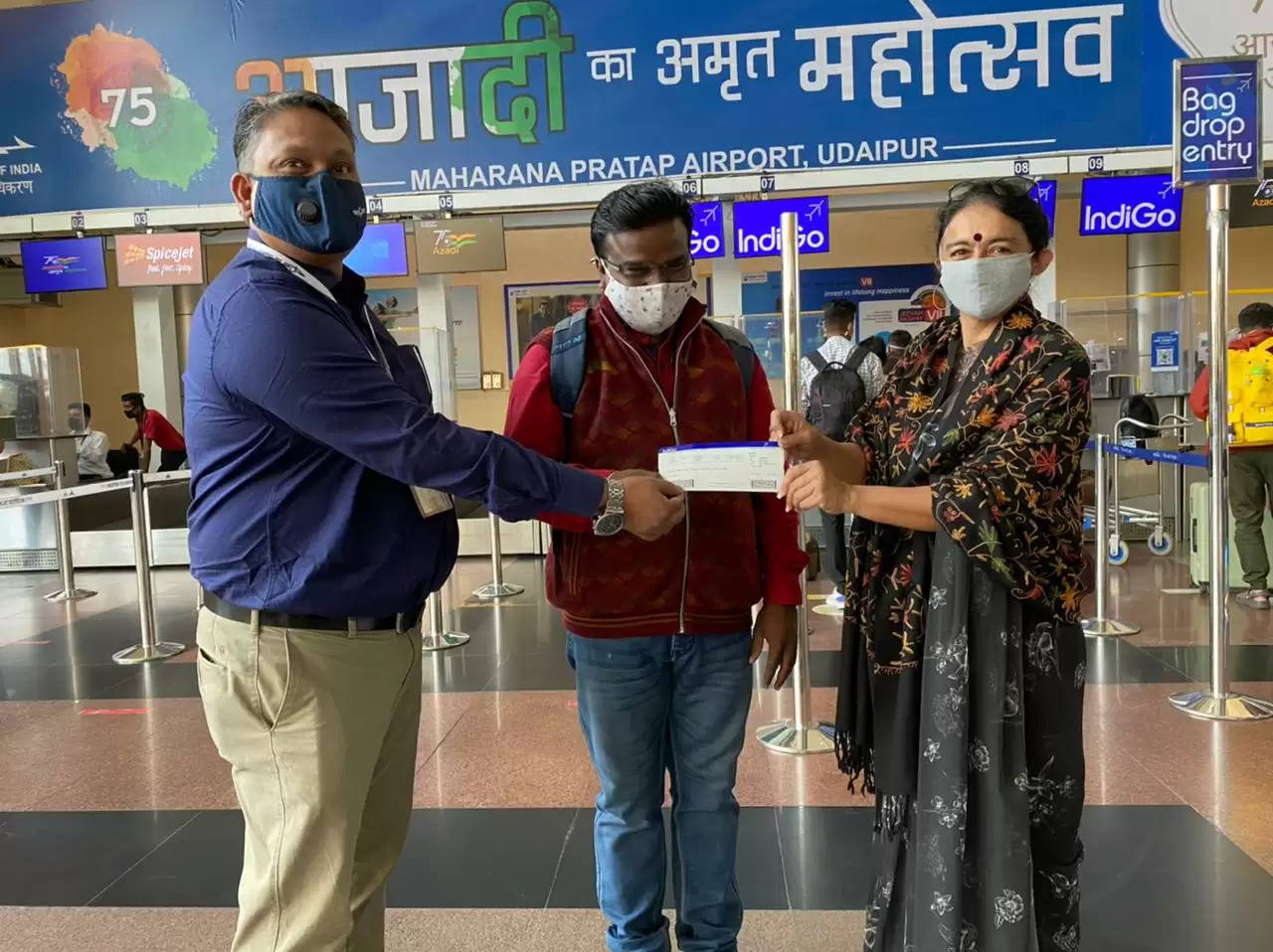 Udaipur to Kolkata Direct Flight Indigo Begins on 6 November First Passenger Honored by Airport Director Nandita Bhatt