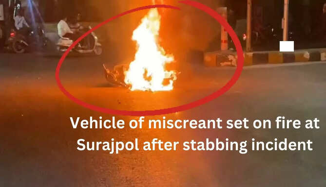 Onlookers set fire to the vehicle of a person accused of stabbing another at Surajpol in Udaipur. Knife attack at Udaipur Surajpol