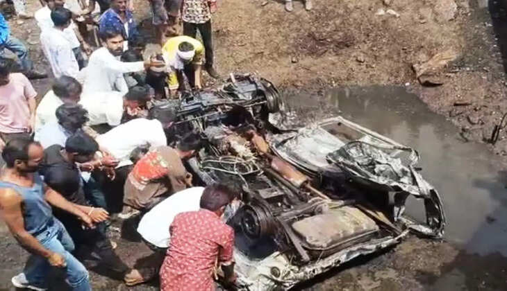 fire in van at bhilwara