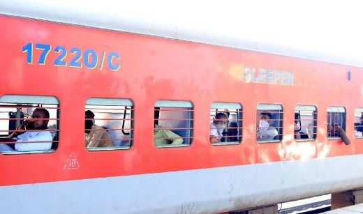 उदयपुर से गोरखपुर के लिए रवाना हुई प्रवासियों की ट्रेन