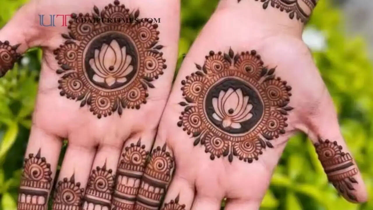 कजरी तीज के मौके पर अपने हाथ में बनायें ये सुंदर मेहंदी डिजाइन