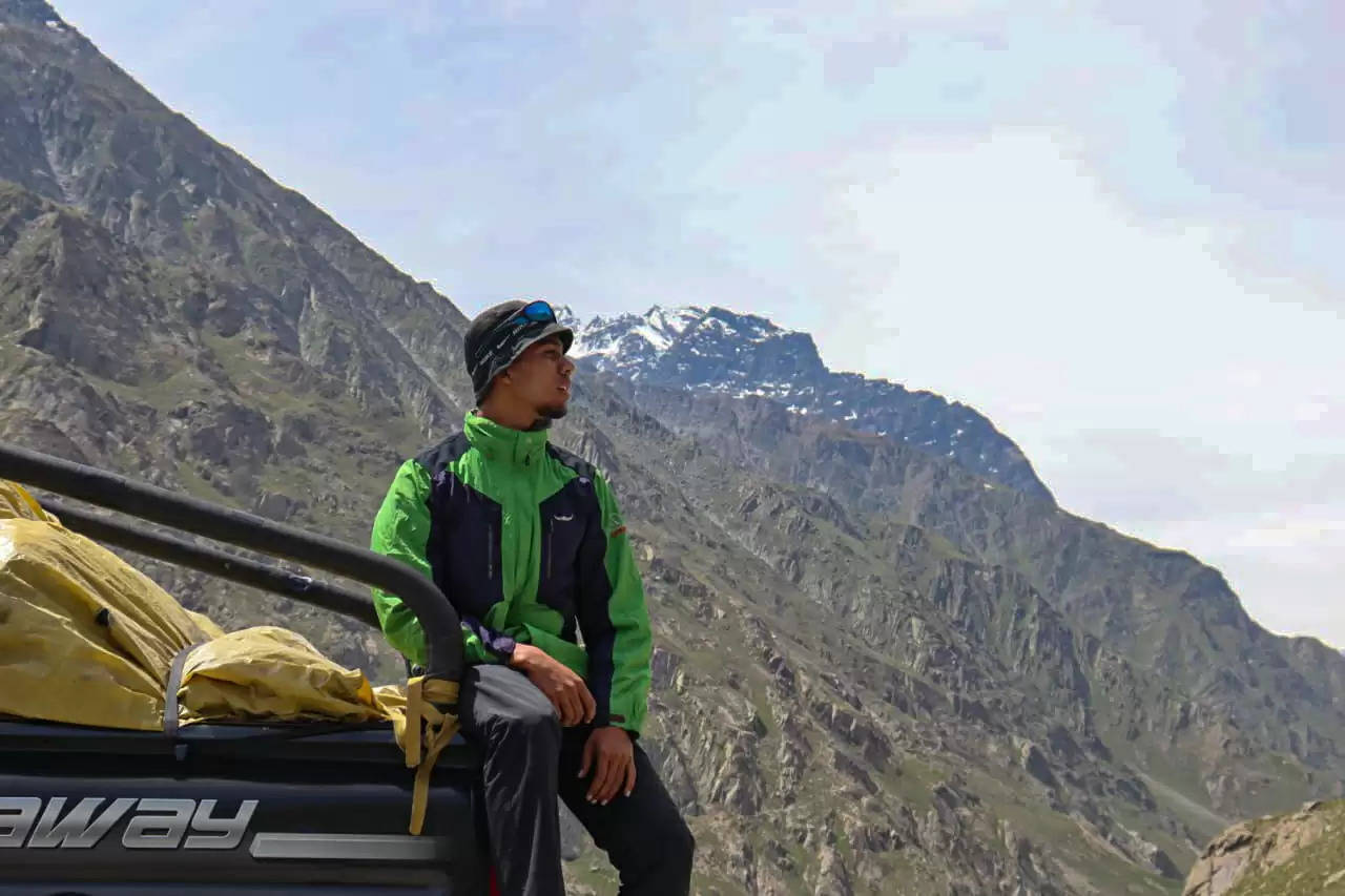 kartik khandelwal udaipur trekker saves buddy at 20000 ft trekking example