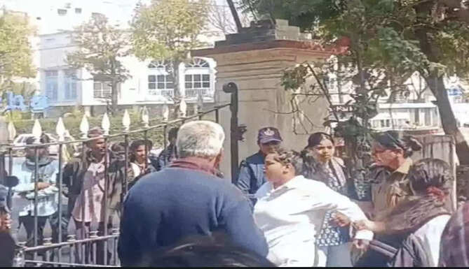 Students locking the main gate at Mira Girls College, Udaipur during protest as police intervene.