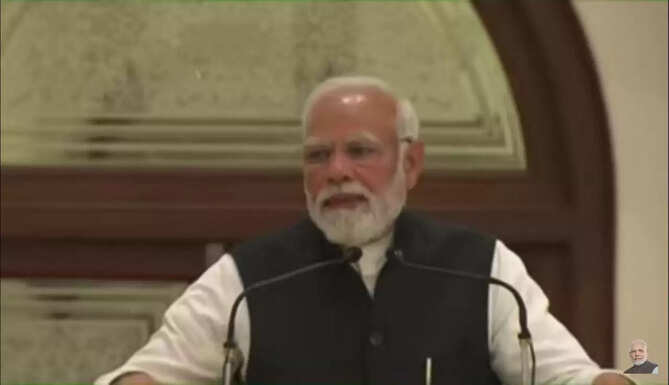 Narendra Modi, the Prime Minister of India inaugurated the Al Jamea-tus-Saifiyah Arabic Academy, a premier educational institution of the Dawoodi Bohra community at Mumbai today.in the presence of Syedna Mufaddal Saifuddin HEad Priest of Dawoodi Bohra community