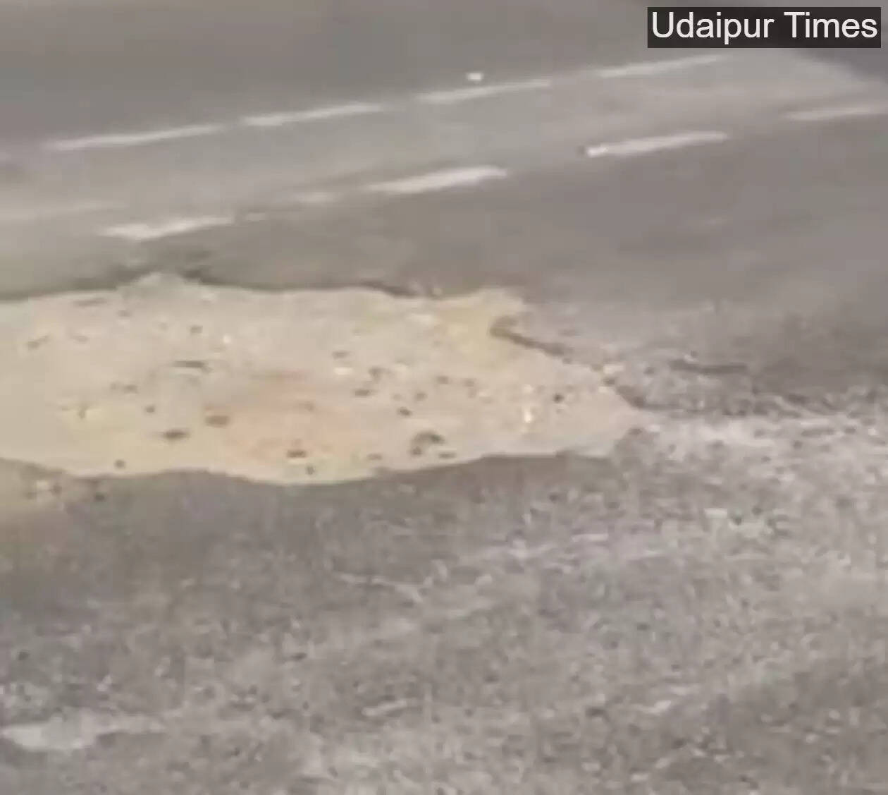 Alt Text: Deadly pothole on VIP Road Udaipur that caused fatal accident near Bank of Baroda