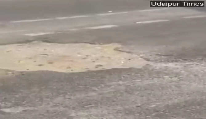 Alt Text: Deadly pothole on VIP Road Udaipur that caused fatal accident near Bank of Baroda