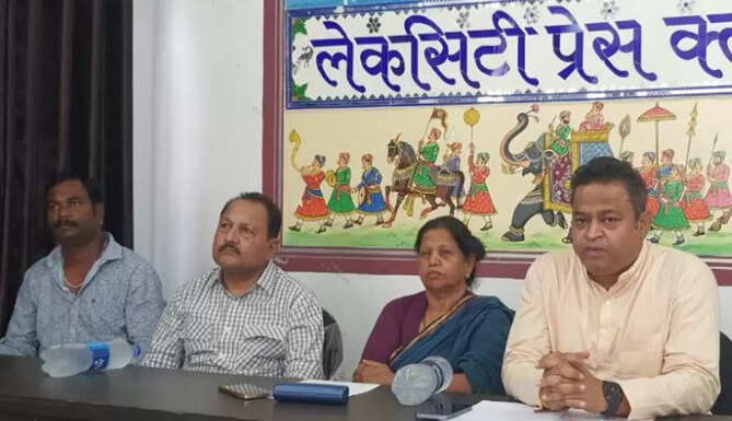 खेमराज कटारा की मूर्ति के अनावरण के क्रम