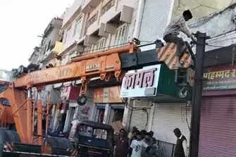 Udaipur Municipal Corporation clearing encroachments at Mukherjee Chowk and seizing goats from the market