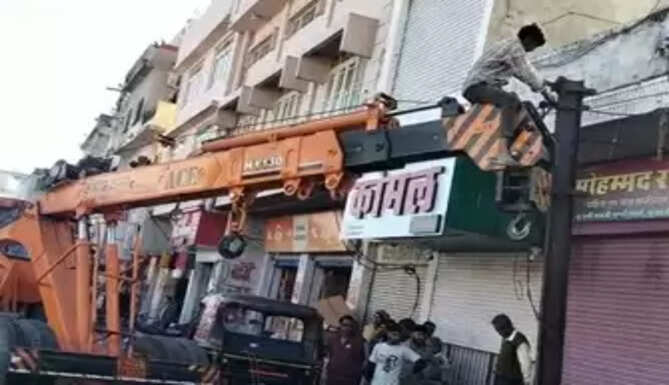 Udaipur Municipal Corporation clearing encroachments at Mukherjee Chowk and seizing goats from the market