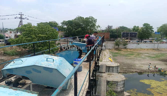Engineers carrying out oiling and greasing work on Swaroop Sagar Dam gates in Udaipur before the 2026 monsoon season.
