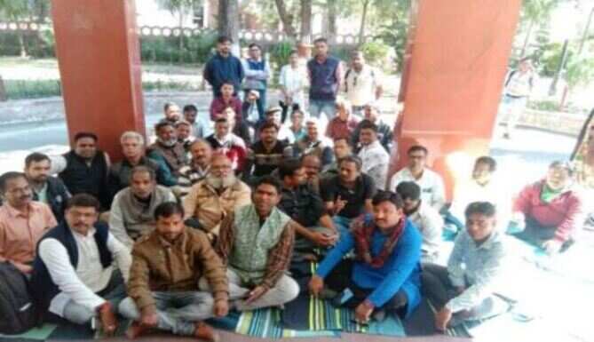 पत्रकारों ने प्लॉट आवंटन को लेकर यूआईटी में धरना दिया