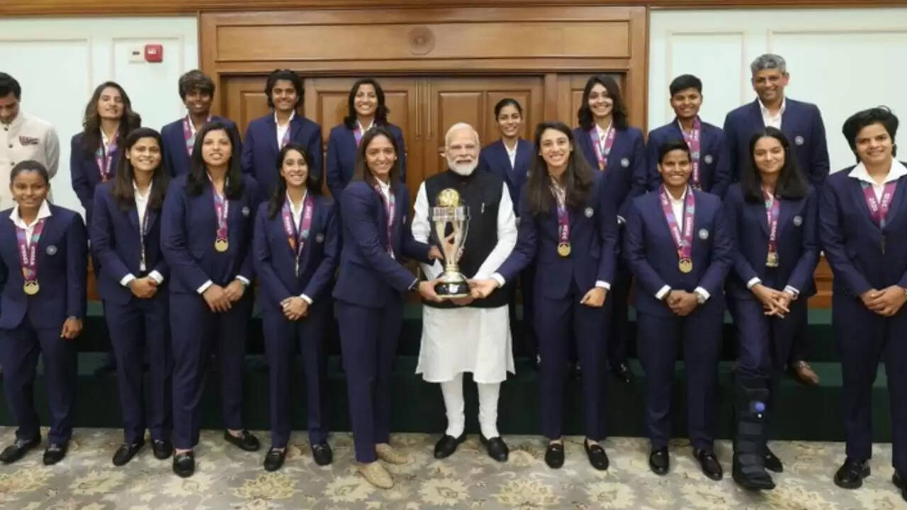 Prime Minister Narendra Modi with the Indian women&rsquo;s cricket team holding the ICC Women&rsquo;s World Cup 2025 trophy