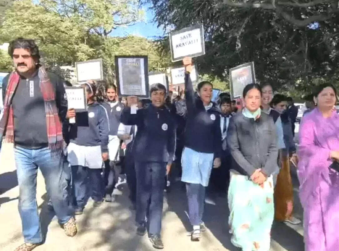 School children holding Save Aravalli placards during an environmental rally near Fateh Sagar Lake in Udaipur
