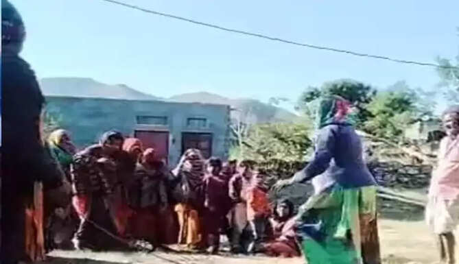 डंडे बरसाती महिला रिश्तेदार 