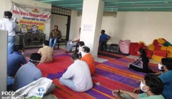 विभिन्न संगठनों द्वारा खाना और मास्क वितरण जारी