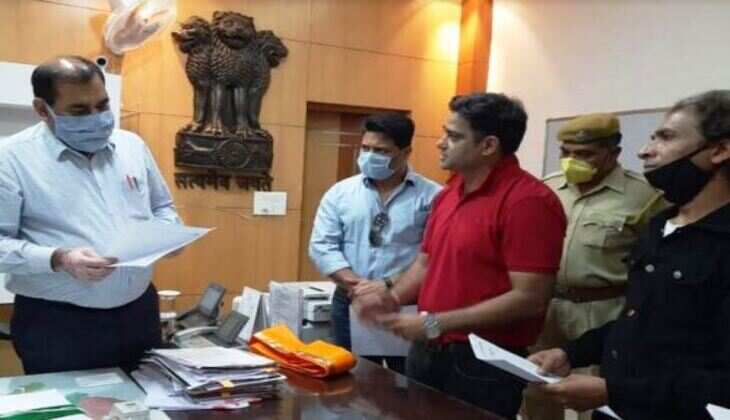 फिल्मी सितारों के लुक में कलक्टर को दिया ज्ञापन