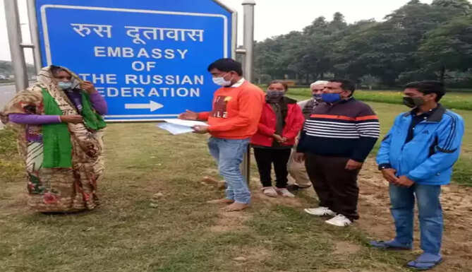 रशियन एम्बेसी के बाहर हितेंद्र का परिवार