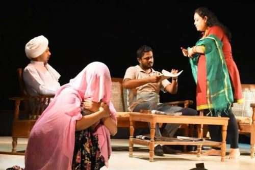 नाट्यांश के कलाकारों ने ओडिशा में किया कमला का मंचन