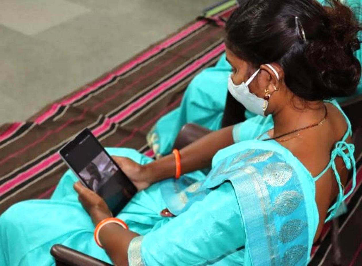 हिन्दुस्तान जिंक की सखी महिलाएं अब डिजिटल