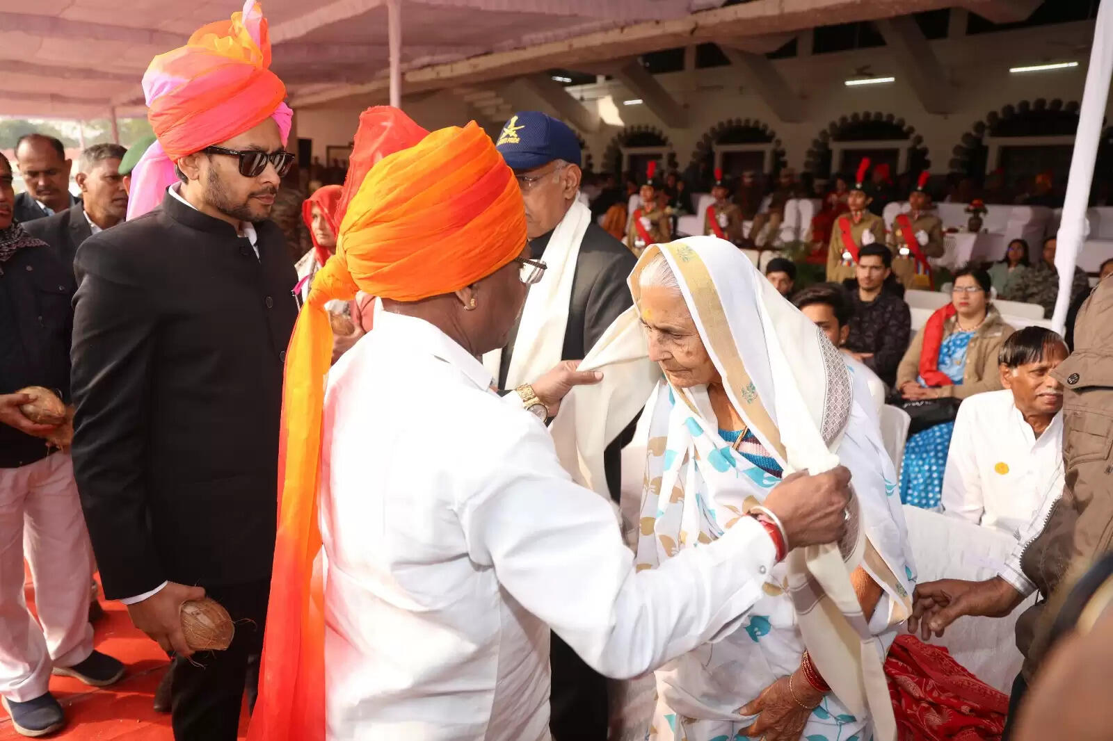 Homage Paid to Families of Martyrs and Freedom Fighters During the ceremony, Minister Shri Kharadi and all the officers felicitated Dharamchand Nagori and Sushila Nagori, parents of martyr Lieutenant Abhinav Nagori of Udaipur, Pushpa Meena, the widow of martyr Ratanlal Meena, and Chand Kunwar, the wife of freedom fighter Kanhaiyalal Paliwal, by presenting them with shawls and coconuts.