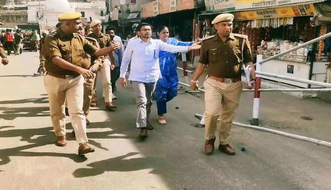 DM in kailashpuri