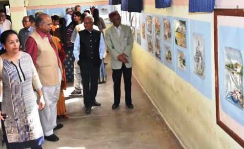78 वर्षीय बुजुर्ग चित्रकार नरेन्द्र खाब्या की चित्र प्रदर्शनी