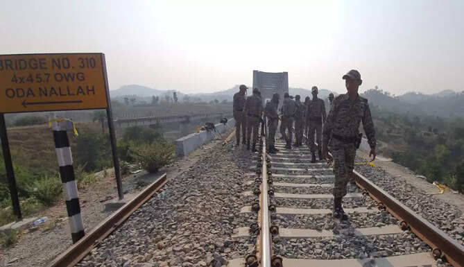 A joint team of anti terrorist  squad and Special Operation Group  on Thursday by unfolding  the incidence of the Oda railway bridge blast arrested 2 accused including  a minor hailing from Udaipur. 