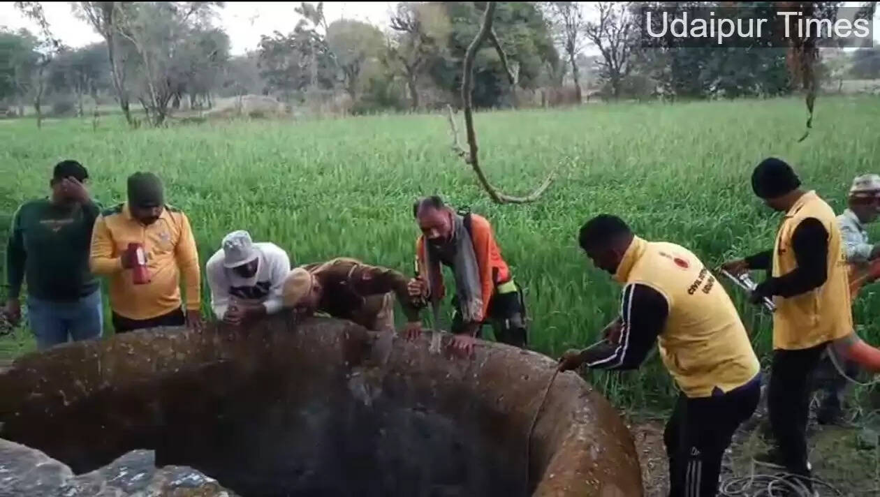 Alt Text: Civil Defence team recovering body of missing toddler from well in Mavli, Udaipur