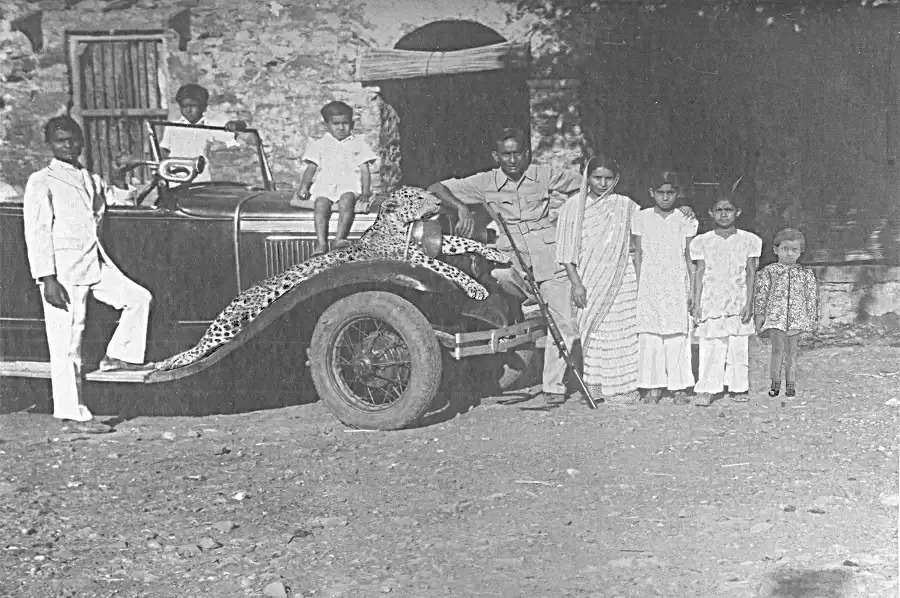 Tafazzul with his B-Model Ford - With Family at Delwas after a Hunt