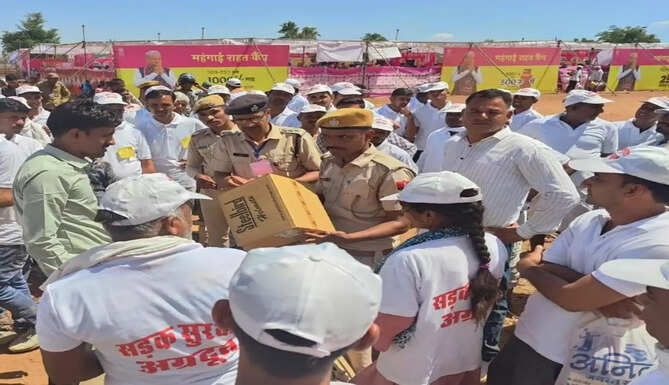 हेलमेट वितरण