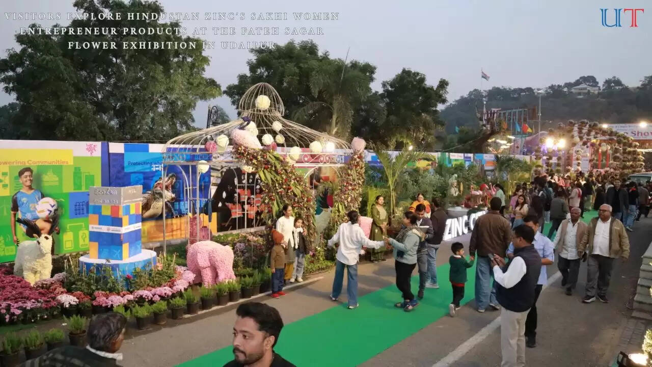 Crowds at Fateh Sagar flower exhibition visiting Hindustan Zinc’s Sakhi women entrepreneur stall in Udaipur