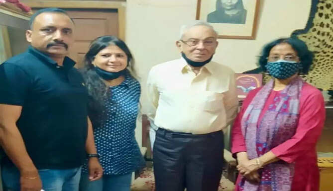 Udaipur News Raza Tehsin works in wildlife conservation to be archived by ashoka university Dr Raza Tehsin of Udaipur Wildlife Historian and Researcher in Rajasthan with Ashoka University Archives Team in Udaipur