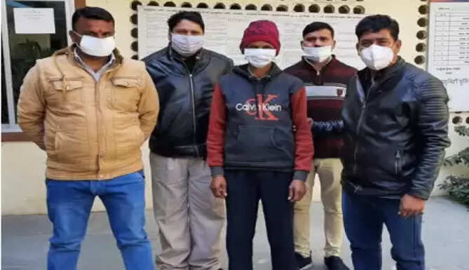 पुलिस की हिरासत में  6.5 किलो गांजे के साथ पुजारी 