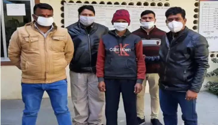 पुलिस की हिरासत में  6.5 किलो गांजे के साथ पुजारी 